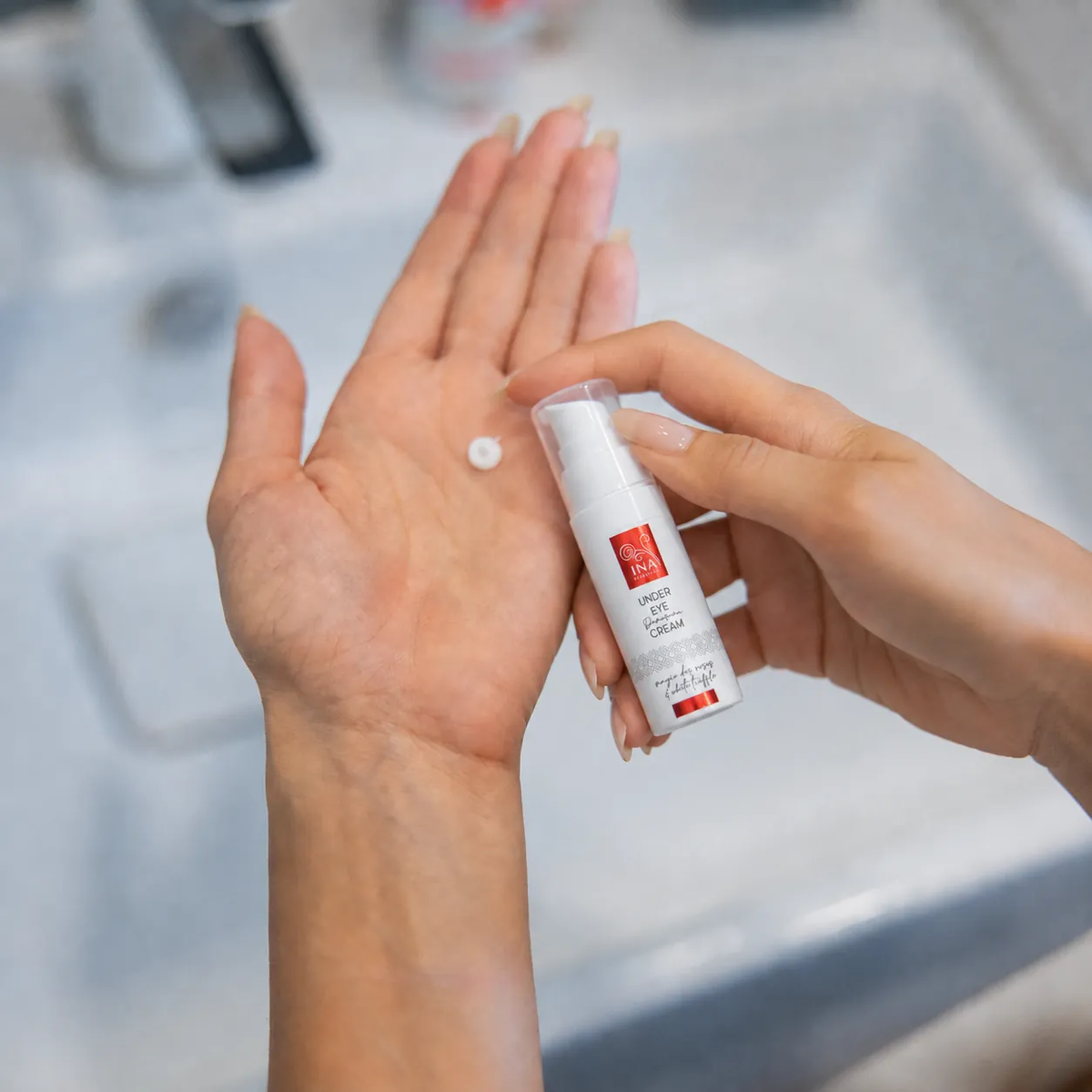 Teisingo paakių kremo Rose Eye Lift tepimo žingsnis